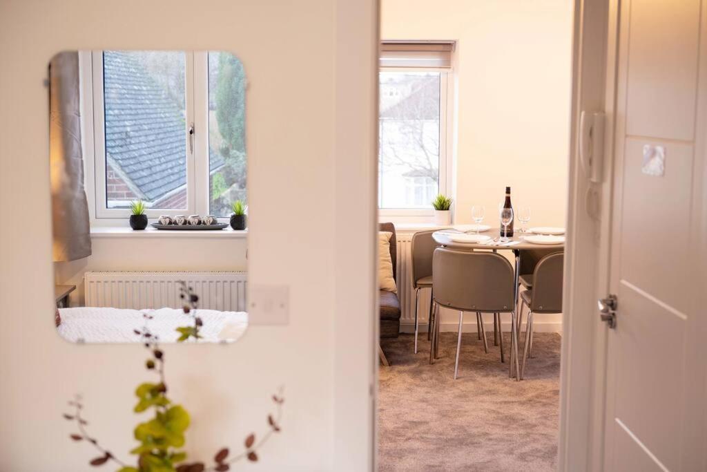 Walnut Flats-F5, Stylish 1-Bedroom - Parking, Netflix, Wifi - Close To Oxford, Bicester & Blenheim Palace Kidlington Kültér fotó