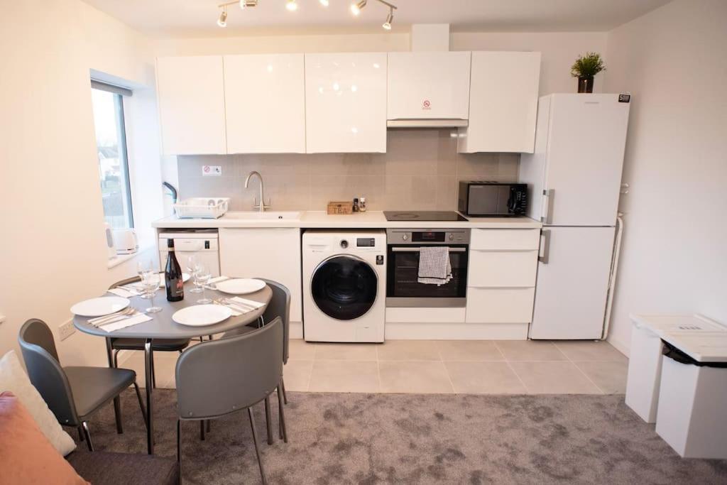 Walnut Flats-F5, Stylish 1-Bedroom - Parking, Netflix, Wifi - Close To Oxford, Bicester & Blenheim Palace Kidlington Kültér fotó