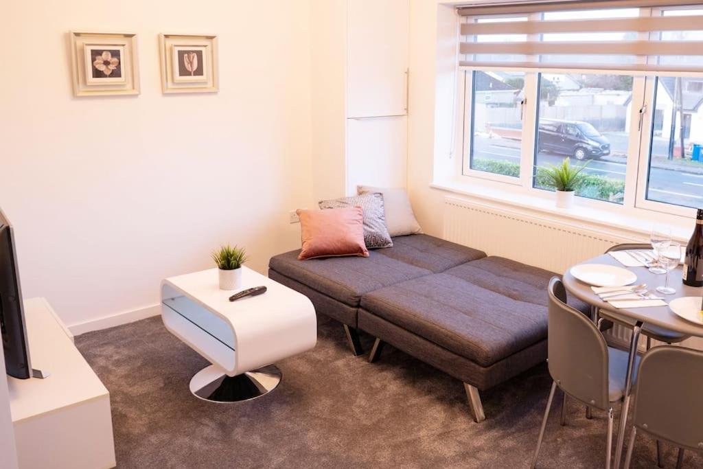 Walnut Flats-F5, Stylish 1-Bedroom - Parking, Netflix, Wifi - Close To Oxford, Bicester & Blenheim Palace Kidlington Kültér fotó